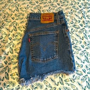 Levi’s jean shorts size 28